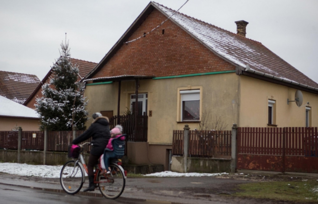 У селі Хайдудорог угорська поліція влаштувала справжню спецоперацію по затриманню місцевих чиновників, яких звинувачують у підробці документів для видачі паспортів громадянам України.
