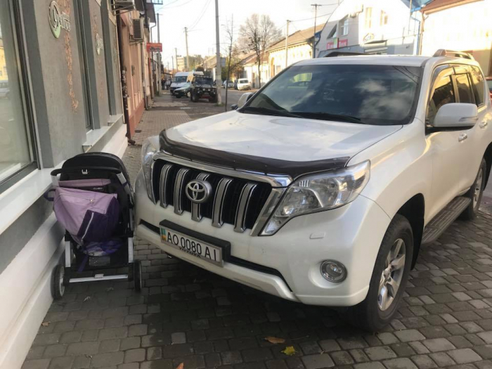 Фотографією припаркованого на Мукачівській автомобіля в спільноті 
