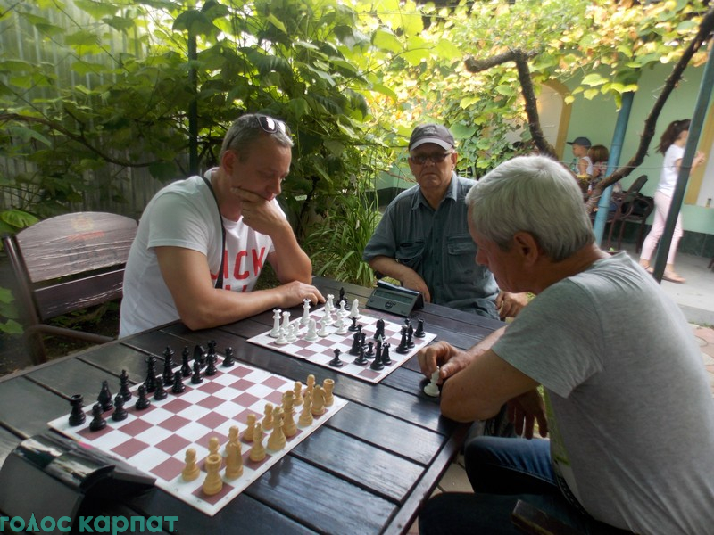 Техніку володіння м’ячем та шаховими фігурами демонстрували цілі родини – бабусі й дідусі, батьки, сини і дочки, сестри.