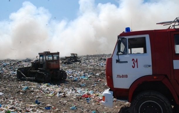 Кроме пожара на свалке в Львове возникла еще одна проблема – почти нет места, куда можно вывозить мусор.