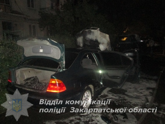 Слідчі Мукачівського відділу поліції встановлюють причетних до підпалу автомобілів «BMW 320» та «BMW 118» на вулиці Фурманова. 