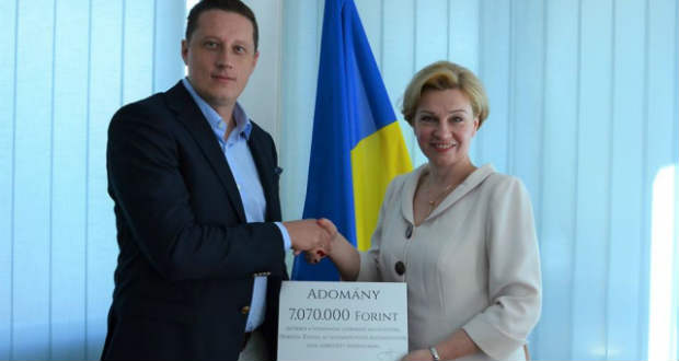 Золтан Горват передав сертифікат на зібрані кошти в сумі 7 мільйонів 70 тисяч форинтів Надзвичайному і Повноважному Послу України в Угорщині Любові Непоп. 