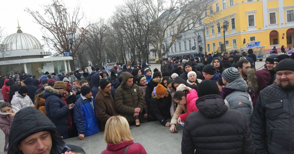 Мітингувальникам пообіцяли 1000 гривень, але організатори так і не з'явилися.