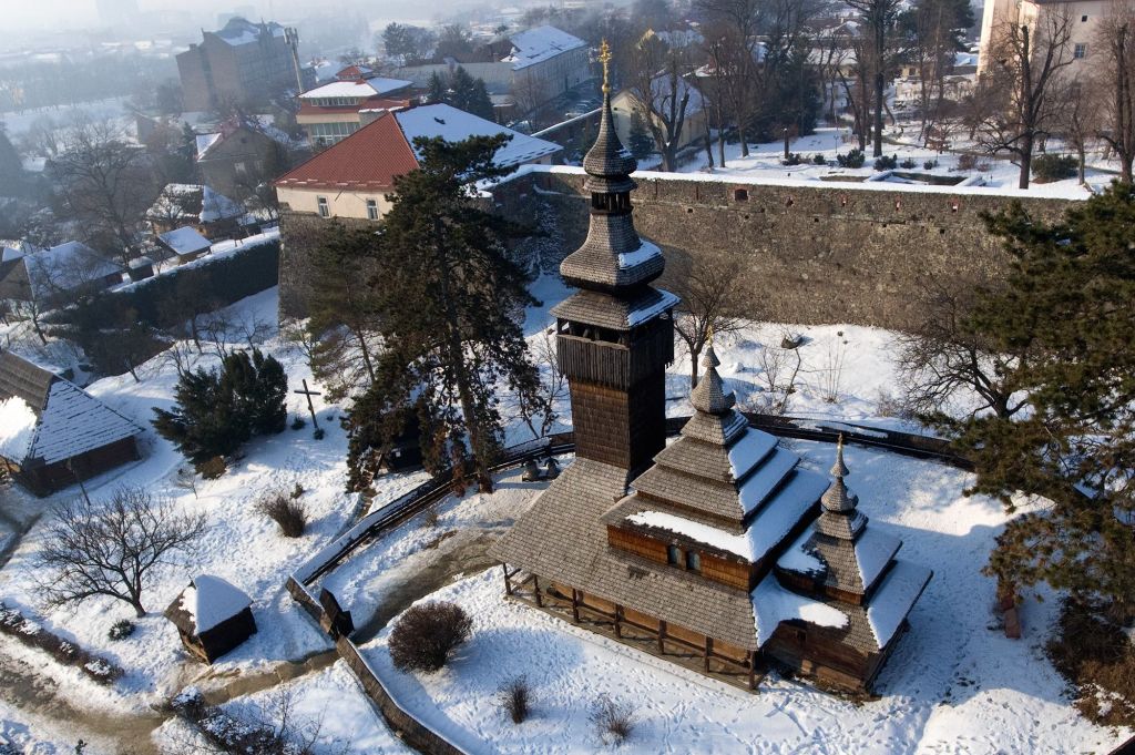 За кілька тижнів – Різдво, яке тепер в Україні офіційно зустрічатимуть і за католицьким церковним календарем, і за православним.