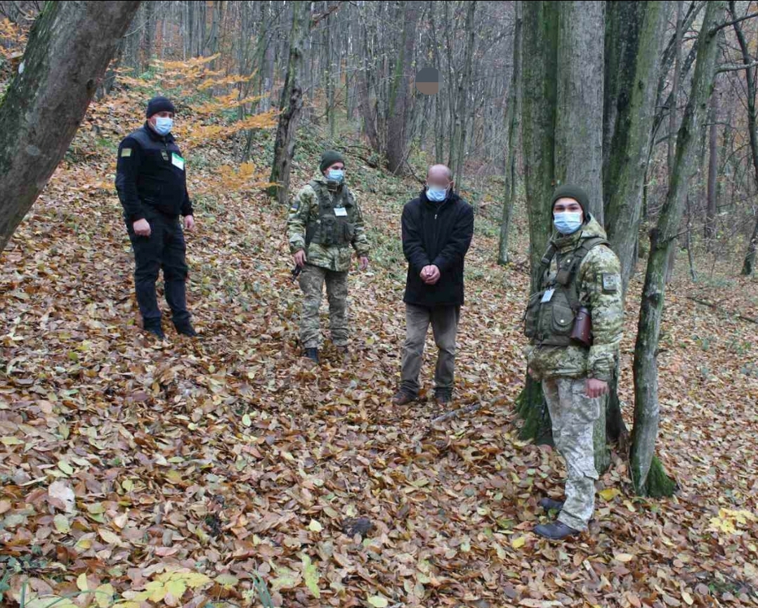 Сьогодні вранці прикордонники Чопського загону виявили невідомого, який намагався обійти пункт пропуску «Малий Березний», аби поза контролем потрапити у Словаччину.