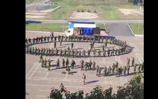 В мережі опублікували відео, на якому мобілізовані в російській Якутії проводять місцевий обряд в рамках військової підготовки.


