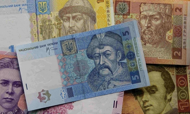 Украинская валюта на межбанковском рынке продолжает дешеветь.
