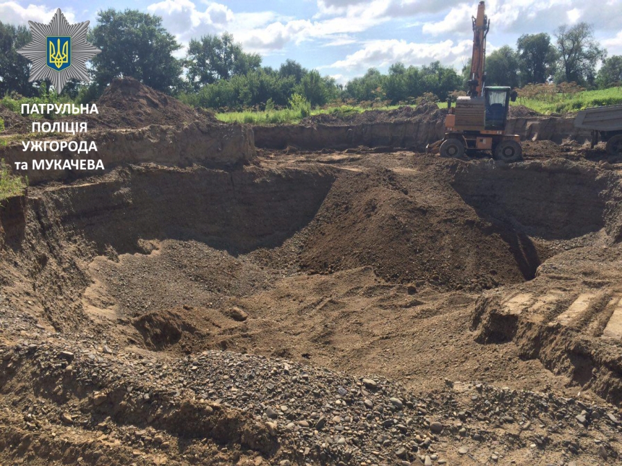 В селі на Ужгородщині "накрили" нелегальний гравійний кар'єр / ФОТОФАКТ