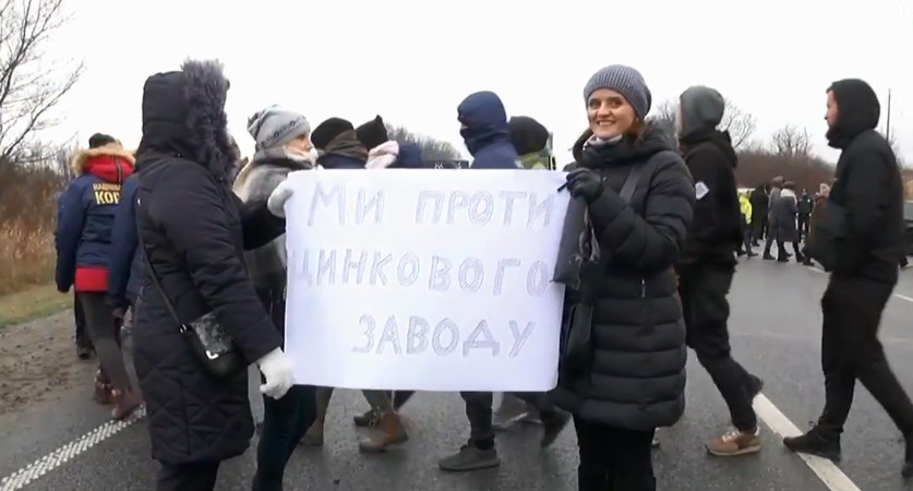 Мешканці Винників та Підберізців перекриттям дороги протестують проти будівництва цинкового заводу.