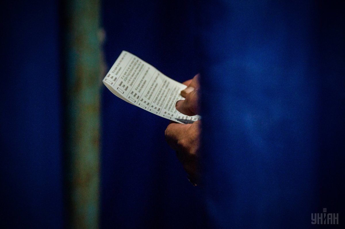 За інформацією спостерігача ОПОРИ, на виборчій дільниці №210523 (село Лази, Тячівський район, округ №71, центр - Хуст), чоловіку, прізвище якого не знайшли у списку, видали виборчий бюлетень.