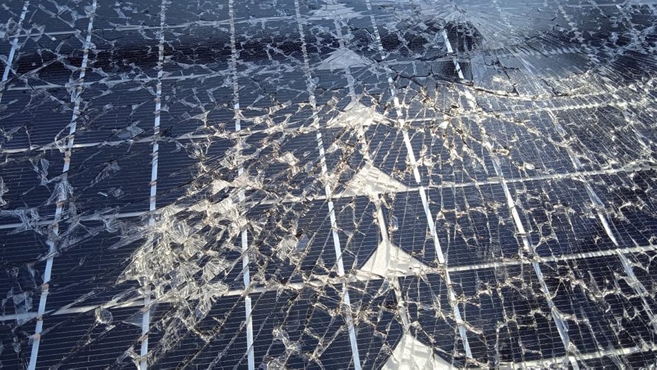 Лавицю з сонячними батареями на набережній Незалежності в Ужгороді розбили.