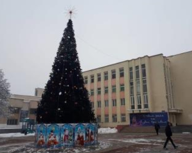 На центральній площі міста вже красується новорічна ялинка.