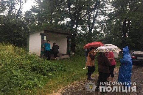 Троє жителів Львівської області ввечері 21 червня загинули від удару блискавки у селі Беньківці Рогатинського району Івано-Франківської області.

