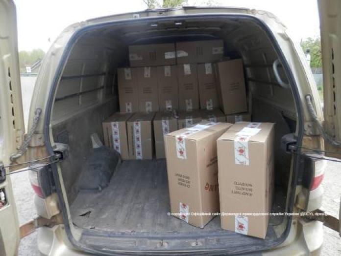 Мукачевские пограничники обнаружили в микроавтобусе 62 ящика сигарет 