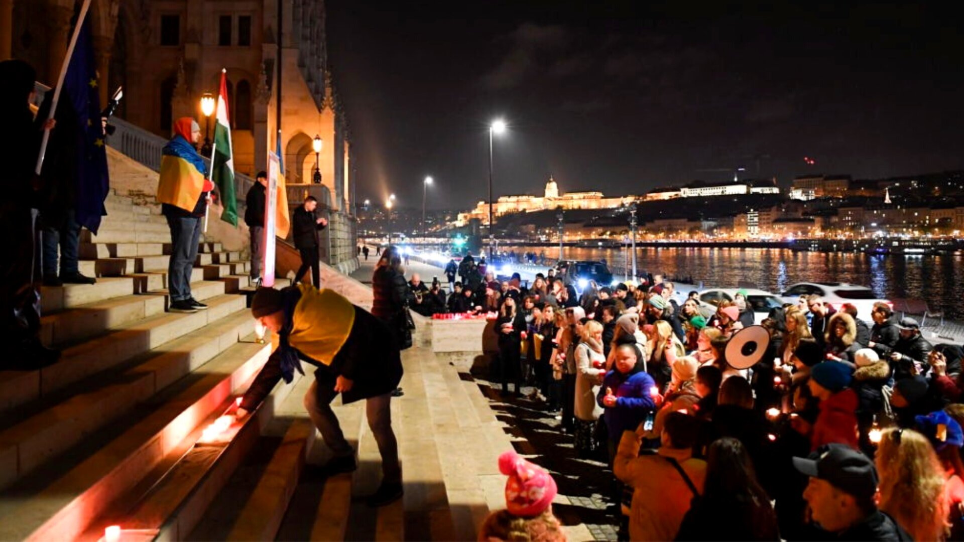 У суботу, 26 листопада, ввечері на будівлі Парламенту Угорщини на годину вимкнули зовнішню ілюмінацію в рамках вшанування пам’яті жертв Голодомору в Україні. 

