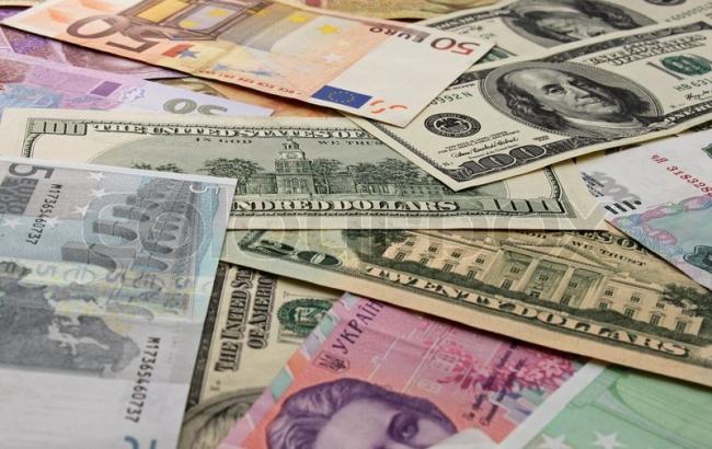 В последний рабочий день недели доллар США продолжил терять позиции на валютном рынке Украины. Евро также упал в цене – на 6 копеек.