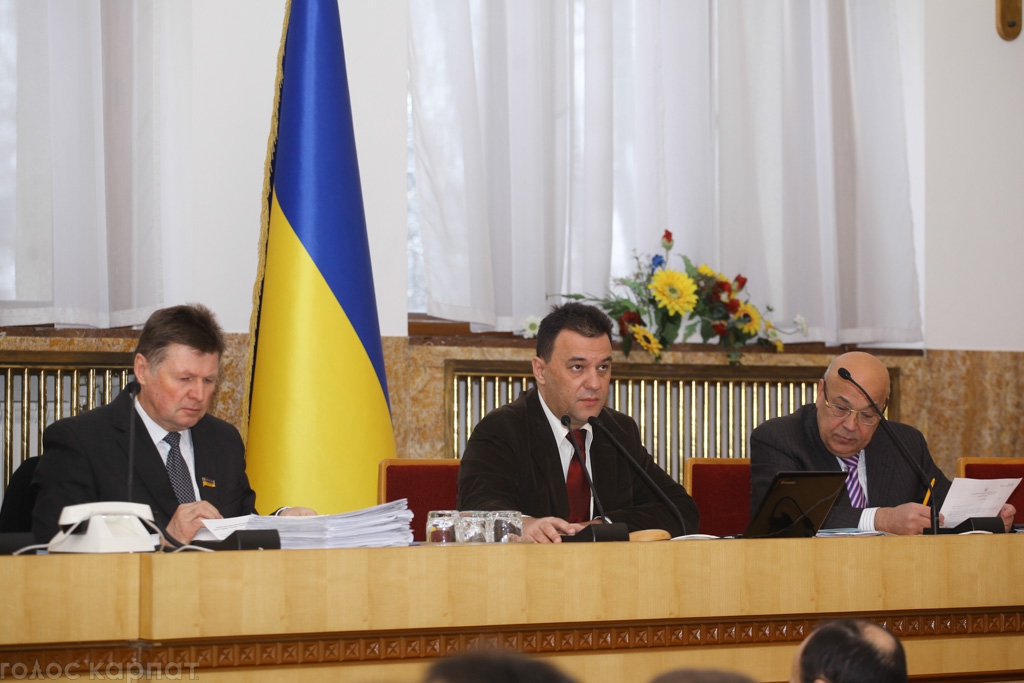 Депутати обласної ради затвердили бюджет на 2016 рік, який становить 3,9 млрд. гривень. Підтримали проект бюджету 39 депутатів, 2 були проти, 3 утрималось та 13 не голосували.