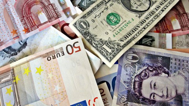 Нацбанк підвищив курси долара і євро на 11 і 12 копійок відповідно.
