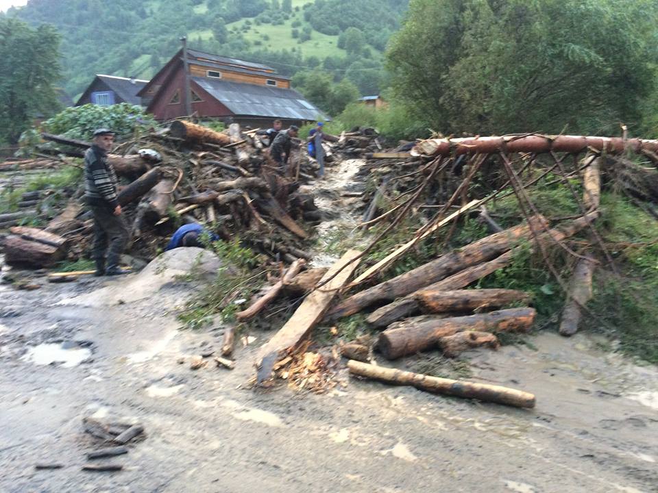 26 июня в результате сильной локальной ливня, в районе с. Луги Раховского района, сформировался интенсивный местный сток с мощными селевыми потоками.