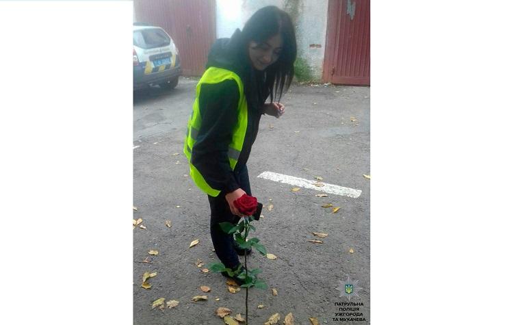 Ужгородська патрульна зупинила порушника за порушення ПДH і оформила протокол. Реакція водія була неочікувана: він збігав у квітковий магазин неподалік і купив їй троянду.