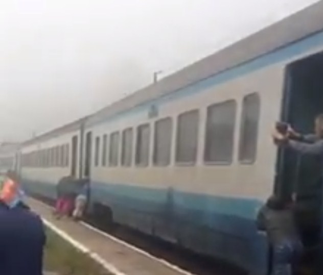 На станції Кваси в Закарпатській області, щоб привести в рух дизель-поїзд Івано-Франківськ - Рахів пасажирам довелося його підштовхнути. Інцидент трапився, імовірно, навесні 2017 року.