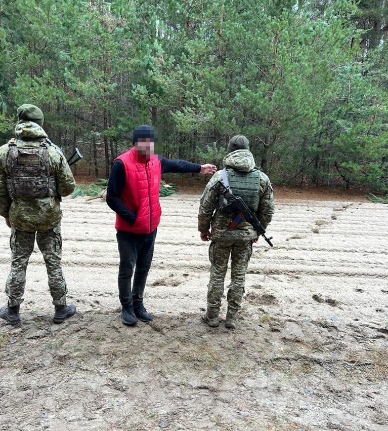 Військовослужбовці відділу «Рівне» Волинського прикордонного загону затримали росіянина поблизу українсько-польського кордону. 