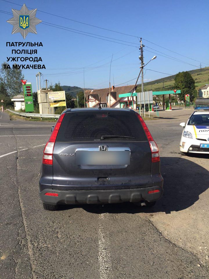 Сьогодні, близько 14:00, під час несення служби на стаціонарному пості «Нижні ворота» патрульні отримали інформацію про крадіжку на автостоянці ТЦ «Нова лінія» в Ужгороді.