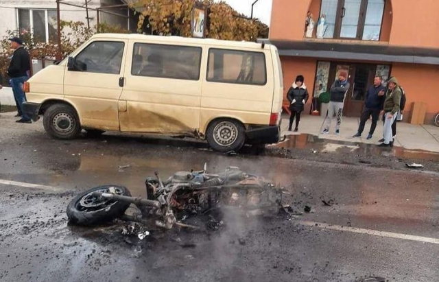 Як уже повідомлялось напередодні виданням, на Берегівщині внаслідок зіткнення з мікроавтобусом згорів мотоцикл.