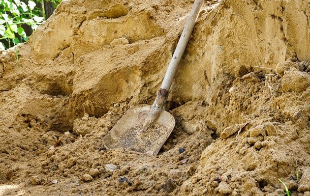 Когда муж упал в обморок, его жена попросила рабочих выкопать яму, а затем закопала ее.