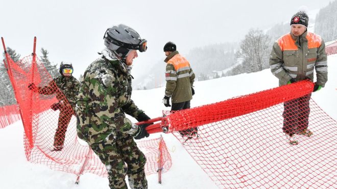 Соревнования по скоростному спуску, которые должны были состояться на Кубке мира по горнолыжному спорту в Швейцарии, решили не проводить через сильный снегопад и туман.