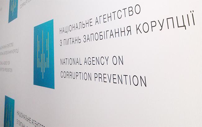Прокурор не зазначив відомості про фінансові зобов'язання на загальну суму понад 866 тис. гривень.