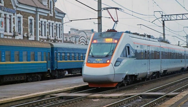 В Україні відкрили продаж квитків на додаткові поїзди в західному напрямку, а також збільшили кількість рейсів раніше призначених поїздів.