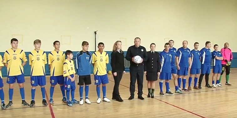 Закарпатські ювенали передали футбольний символ флешмобу колегам до Львова (ВІДЕО)