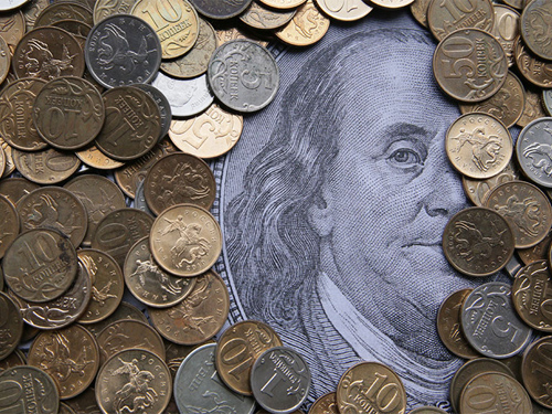 Доллар и евро подешевели, российский рубль подорожал.