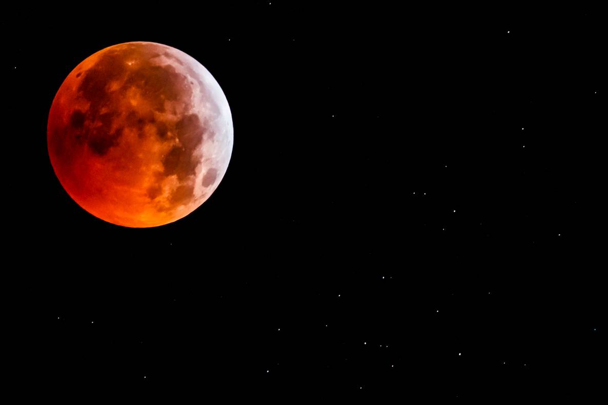 Найближчим часом на Землю очікує одне з найприголомшливіших явищ - суперкривавий Місяць.