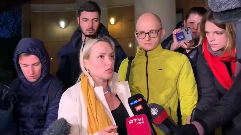 14 марта 2022 года сотрудница Первого канала Марина Овсянникова ворвалась в кадр прямого эфира программы «Час» с антивоенным плакатом. 