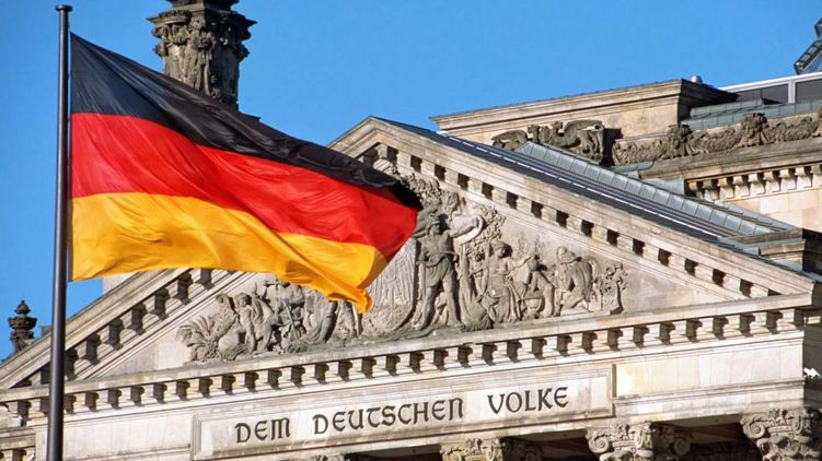 19 грудня німецький парламент голосуватиме за зняття обмеження на використання легальної праці іноземних робітників. Зараз роботодавці повинні надавати пріоритет працівниким з Німеччини чи з Євросоюзу