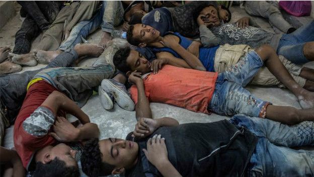 Уцелевшие в крушении судна с беженцами, которое перевернулось в среду у побережья Египта рассказали, что погибли сотни людей.