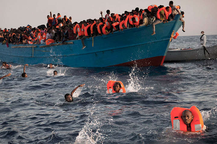 Італія не пустить на свою територію 300 мігрантів, яких врятувала у Середземному морі іспанська гуманітарна організація Pro Activa Open Arms.