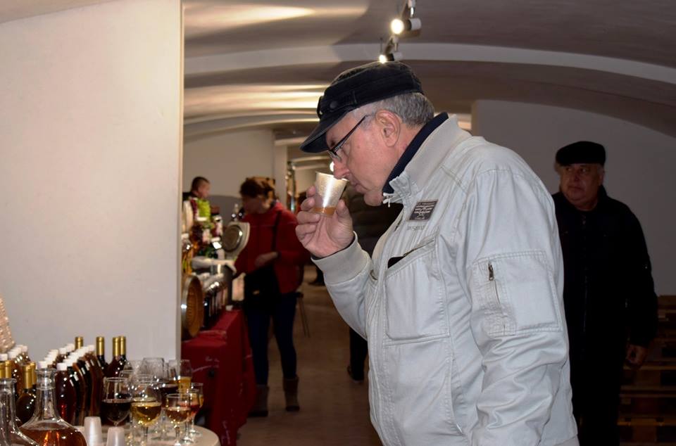 У підвалах історико-культурного центру «Совине гніздо» кращі винороби краю представили свою продукцію.
