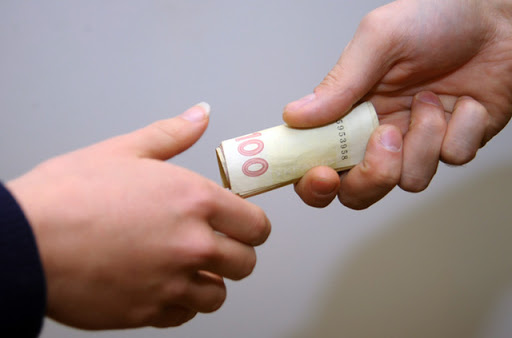 За непритягнення до відповідальності за порушення правил безпеки дорожнього руху водій автомобіля «ЗІЛ», мешканець Львівщини, пропонував перечинським правоохоронцям хабар.