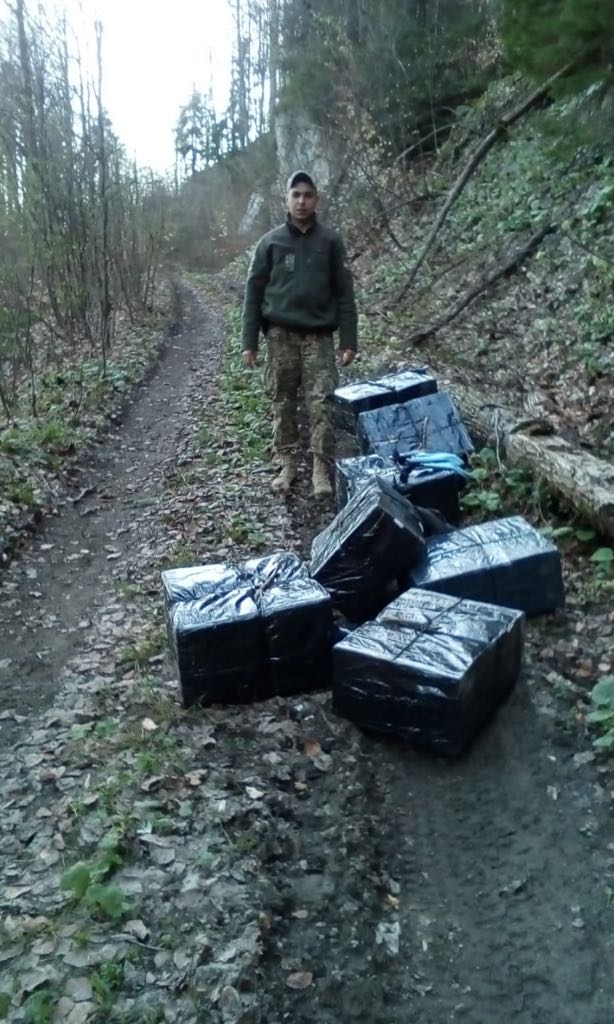 Спробу незаконного переміщення тютюнової контрабанди припинили сьогодні вранці прикордонники Мукачівського загону на кордоні з Румунією.
