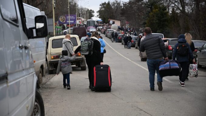 Закарпатская область уже приняла почти 50 тысяч вынужденных переселенцев, бежавших от боевых действий в своих регионах.