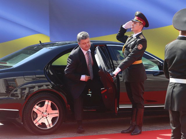 За інформацією Голосу Карпат, кортеж президента України вже прибув на Закарпаття.
