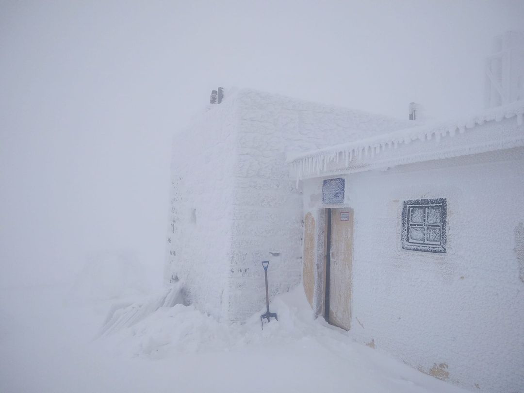 Карпаты продолжают засыпать снегом – на горе Поп Иван Горгорский сохраняется метель и мороз.