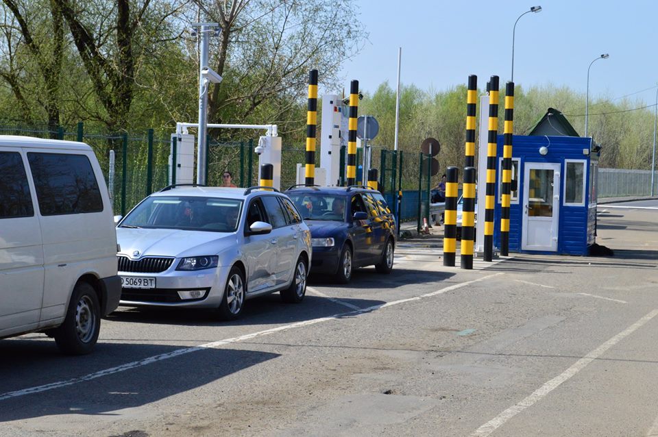 Загалом у чергах стоїть 150 автомобілів на виїзд до Польщі та Угорщини.