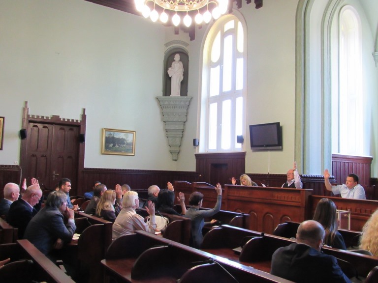 Однако Мукачевская городская избирательная комиссия оставила заявление без рассмотрения.
