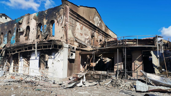 У тимчасово окупованому Ізюмі на Харківщині під завалами будинку, який окупанти знищили ще в березні, знайшли тіла 44 загиблих цивільних.

