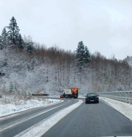 Сніг та ожеледь заполонили дороги Закарпаття, на деяких ділянках автошляхів уночі працювала техніка.