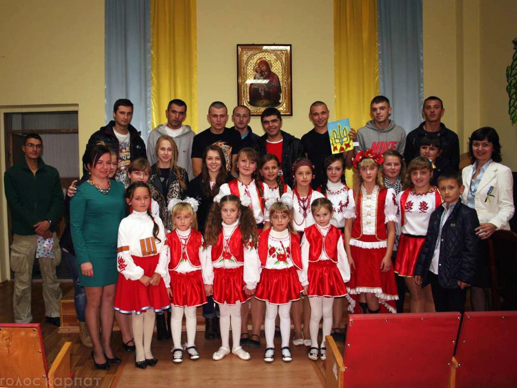 Днями вихованці позашкільних установ Іршавщини відвідали поранених бійців у Мукачівському військовому шпиталі. 
